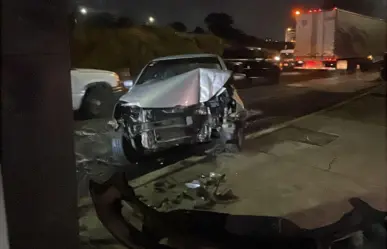 FOTOS | Conductor choca con estructura metálica y queda herido al escapar de asaltantes