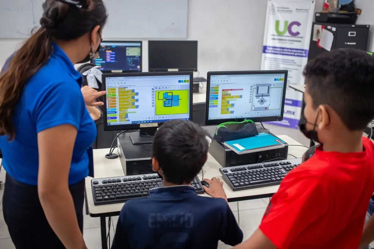 Personas tomando curso en computadora. Foto: Secretaría de Igualdad e Inclusión de Nuevo León