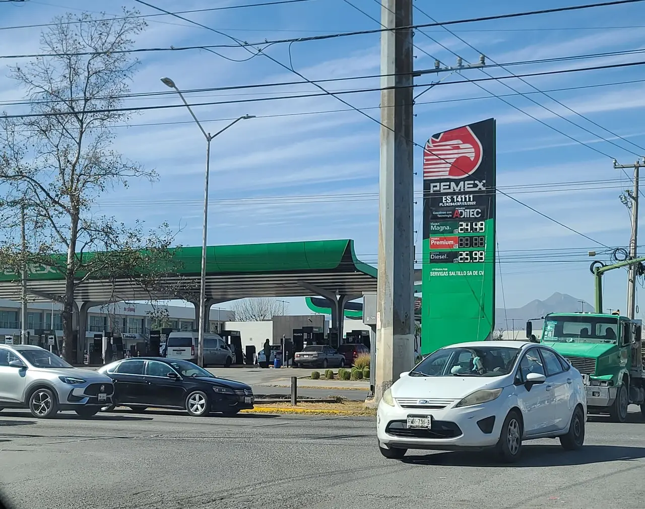 Algunas gasolineras ofrecen la Magna arriba de las 24 pesos en Saltillo. (Fotografía: Édgar Romero)