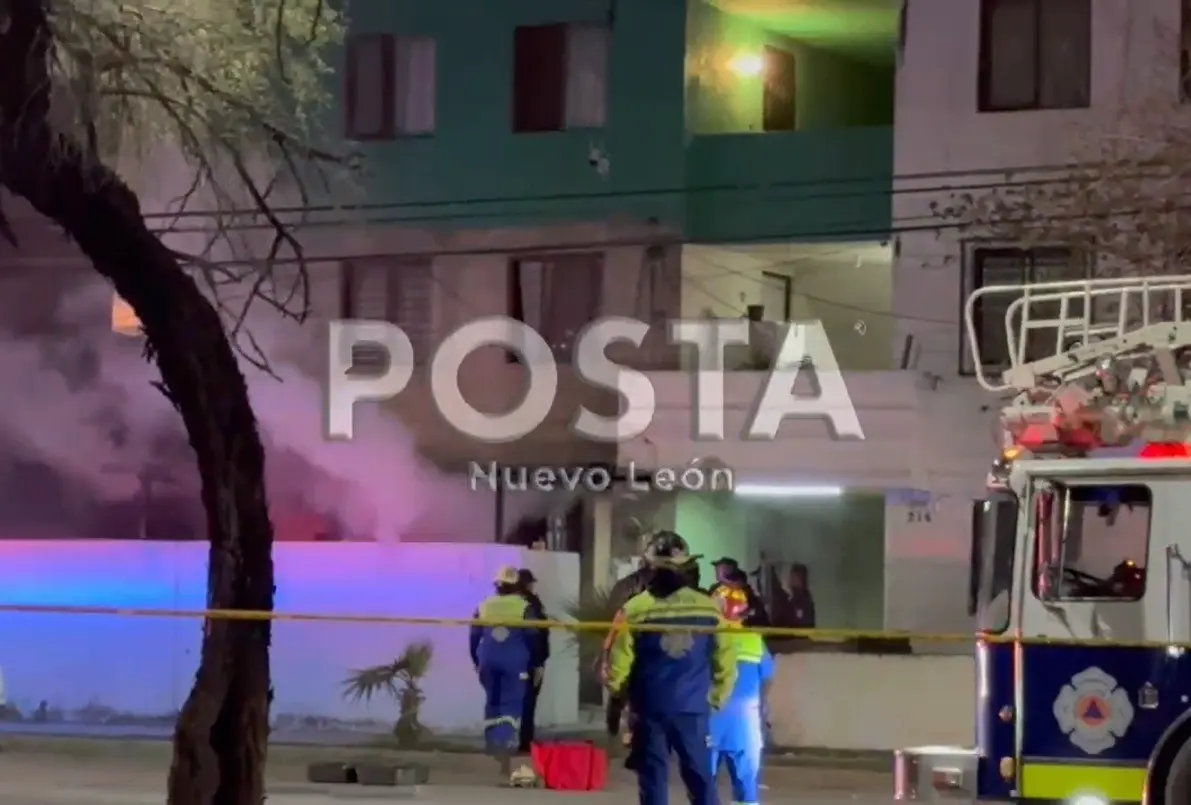 Bomberos y elementos de Protección Civil en la zona del incendio. Foto: POSTA MX.