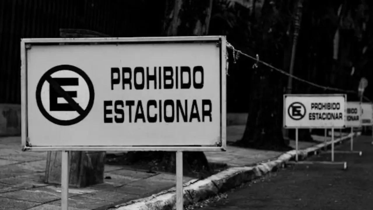 Imagen ilustrativa de un cartel de prohibido estacionarse. Foto: Pexels.