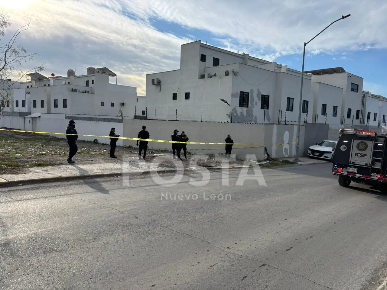 Elementos de la Policía de Apodaca en el Mezquital donde se encontraron los cuerpos. Foto: POSTA MX.