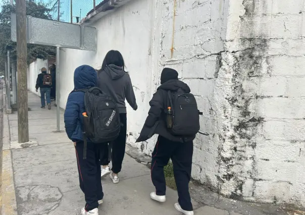 Regresan alumnos bien abrigados a escuelas de Nuevo León