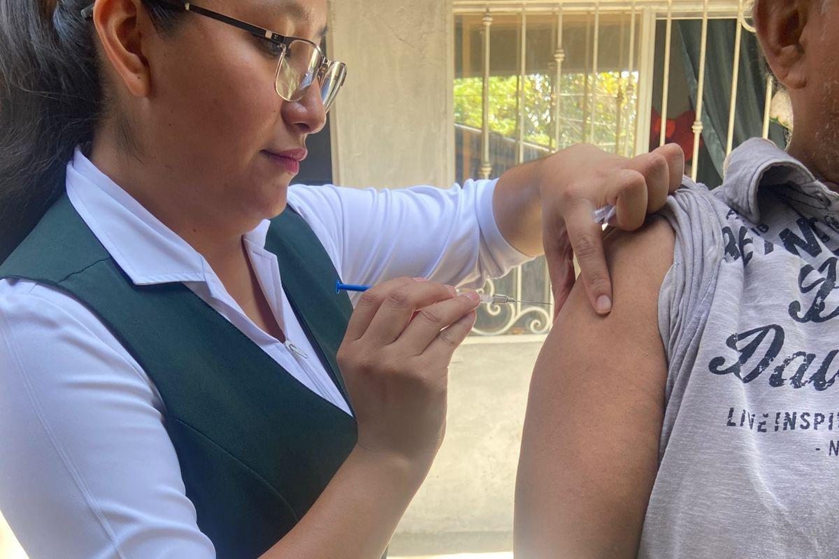 La campaña de vacunación contra enfermedades respiratorias continúa en Tamaulipas. Foto: Daniel Espinoza