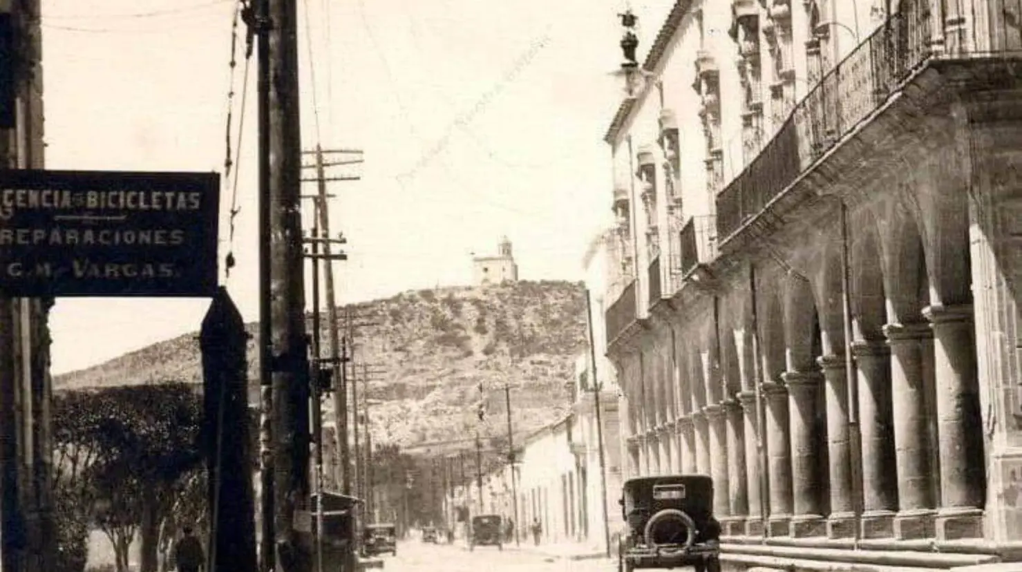 El Templo de Nuestra Señora de Los Remedios fotografiado en los años 30’s desde la calle Cinco de Febrero. Foto: Facebook Durango Nuestra Historia.