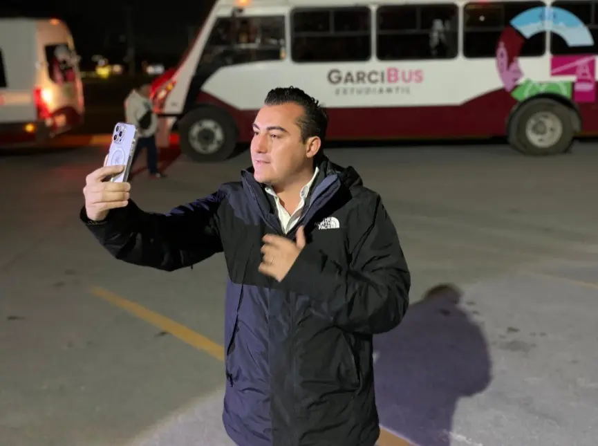 Manuel Guerra Cavazos grabando un video para dar a conocer el GarcíBus. Foto: Manuel Guerra Cavazos.