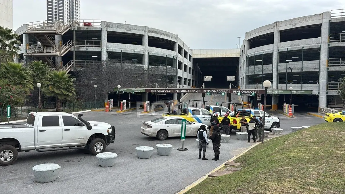 La revisión en un edificio de la avenida Juarez y Ocampo. Foto: Ray Elizalde