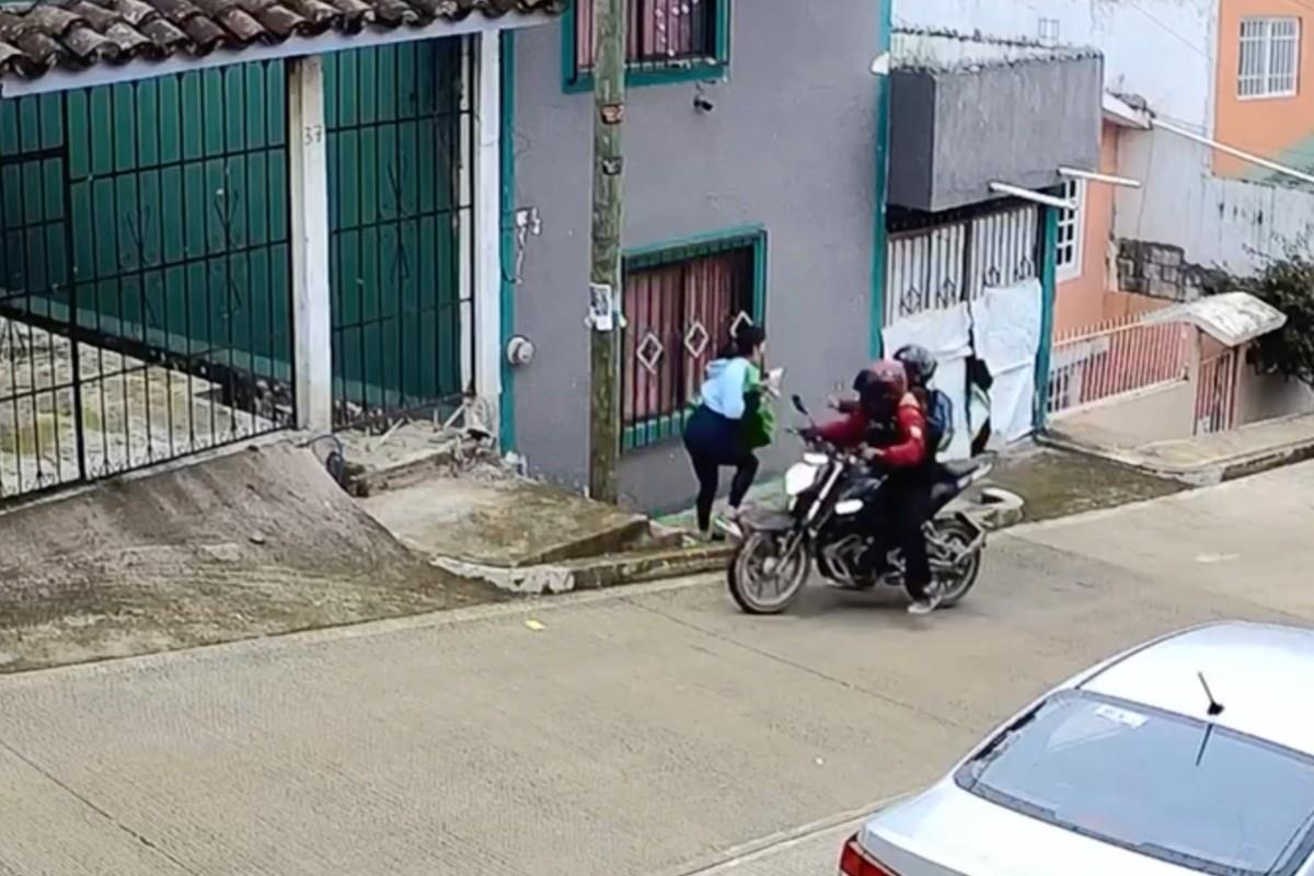 Mujer siendo asaltada Foto: Cámaras de seguridad