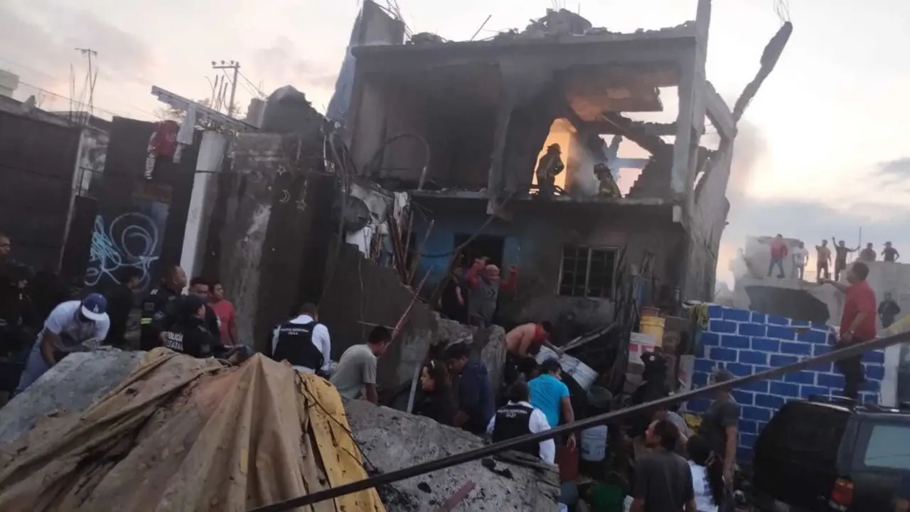 La explosión e incendio del polvorín en Chimalhuacan dejó daños en varias viviendas aledañas al taller clandestino de pólvora. Foto: Cortesía