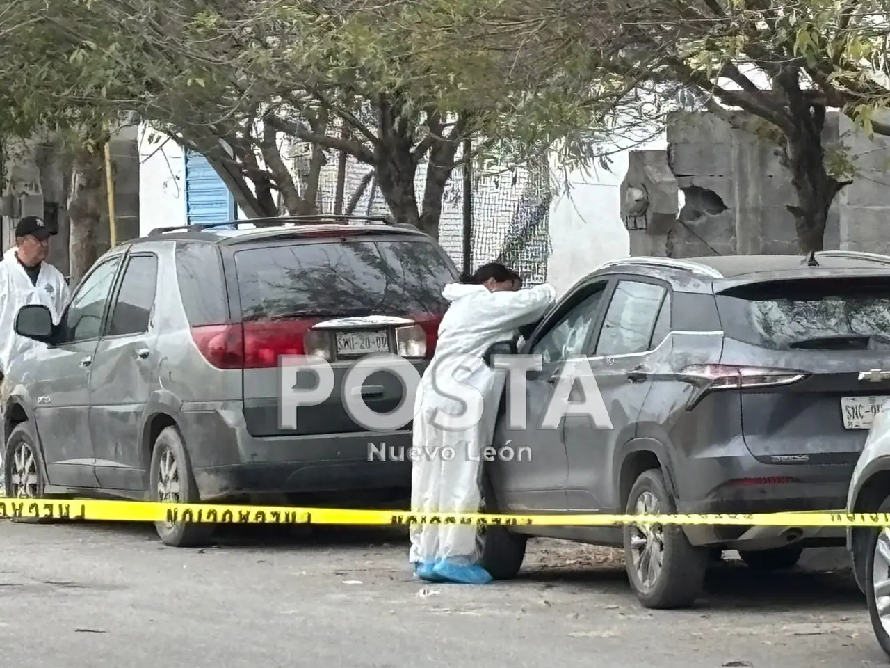 Peritos de la Fiscalía General de Justicia una investigación en la zona del ataque armado. Foto: POSTA MX.