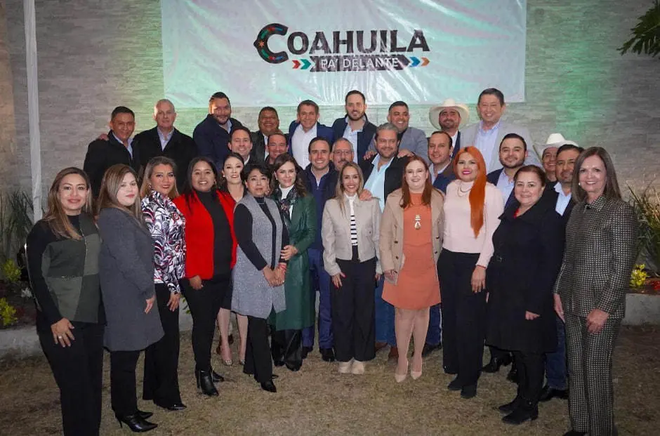 El gobernador Manolo Jiménez junto a alcaldes y alcaldesas de Coahuila. (Fotografía: Manolo Jiménez)