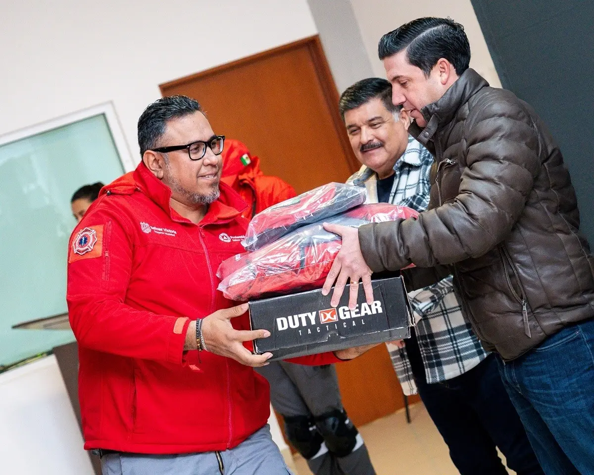 Raúl Cantú entrega uniformes a Protección Civil de Salinas Victoria