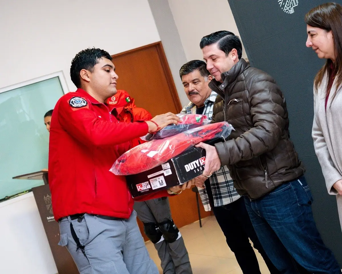 Raúl Cantú entrega uniformes a Protección Civil de Salinas Victoria