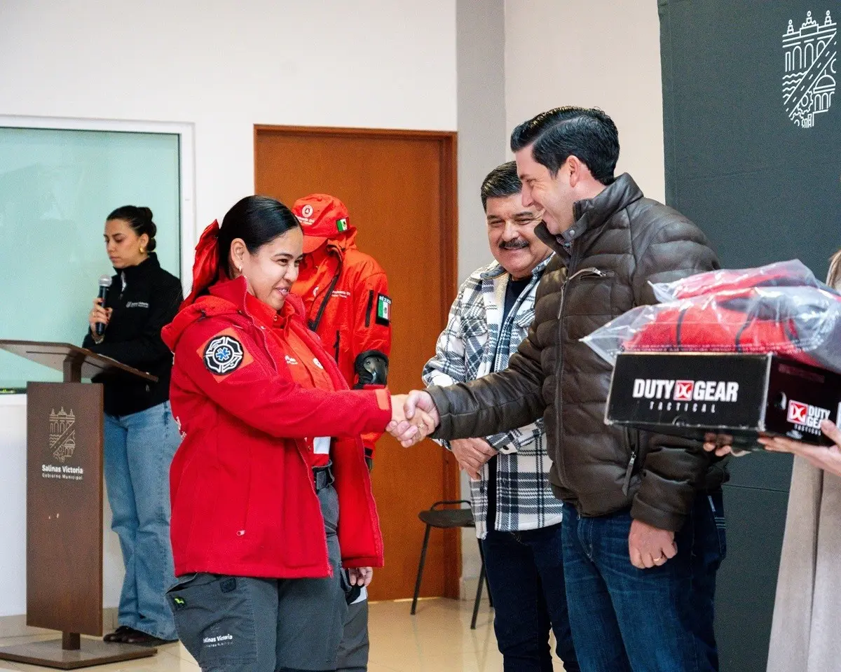 Raúl Cantú entrega uniformes a Protección Civil de Salinas Victoria