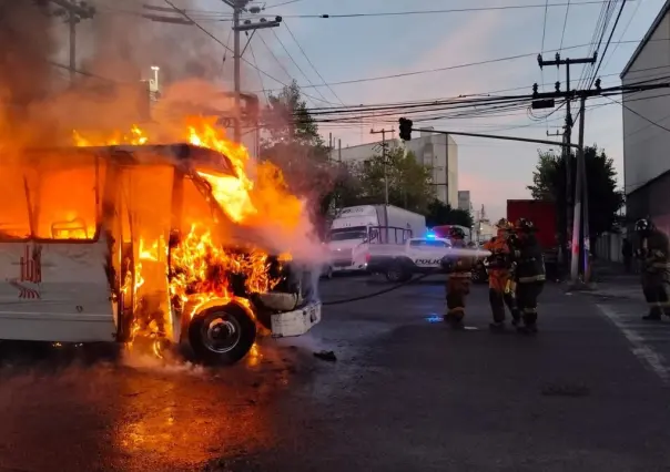 Se incendia microbús en Tlalnepantla; reportan cero lesionados