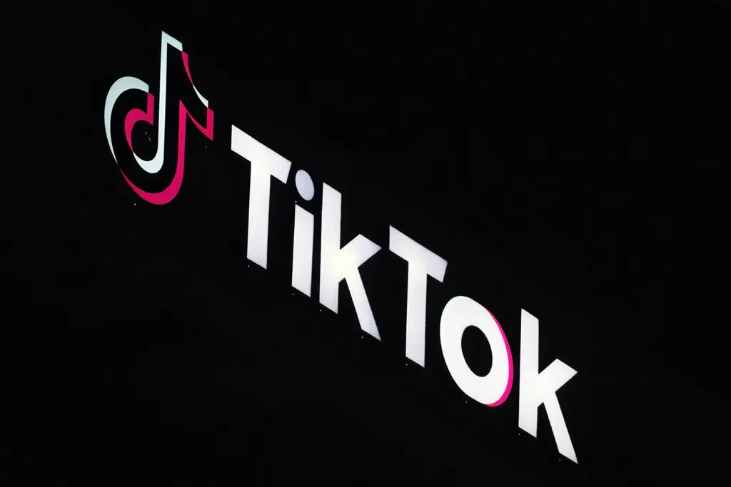 El logotipo de TikTok en la parte alta de su edificio en Culver City, California, el 3 de diciembre de 2024. (AP Foto/Richard Vogel, Archivo)