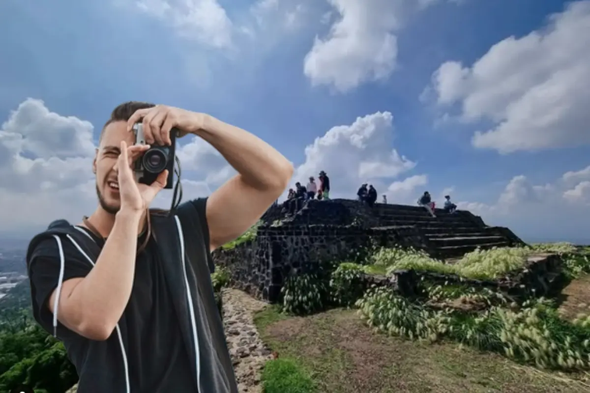 Hombre tomando una fotografía con el Cerro de la Estrella de fondo. Foto: IG cerro_de_la_estrella y Freepik, editada en Canva.