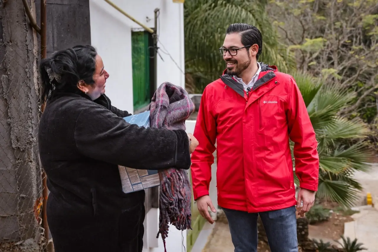 David de la Peña llevando a cabo entrega de cobertores. Foto: Municipio de Santiago.