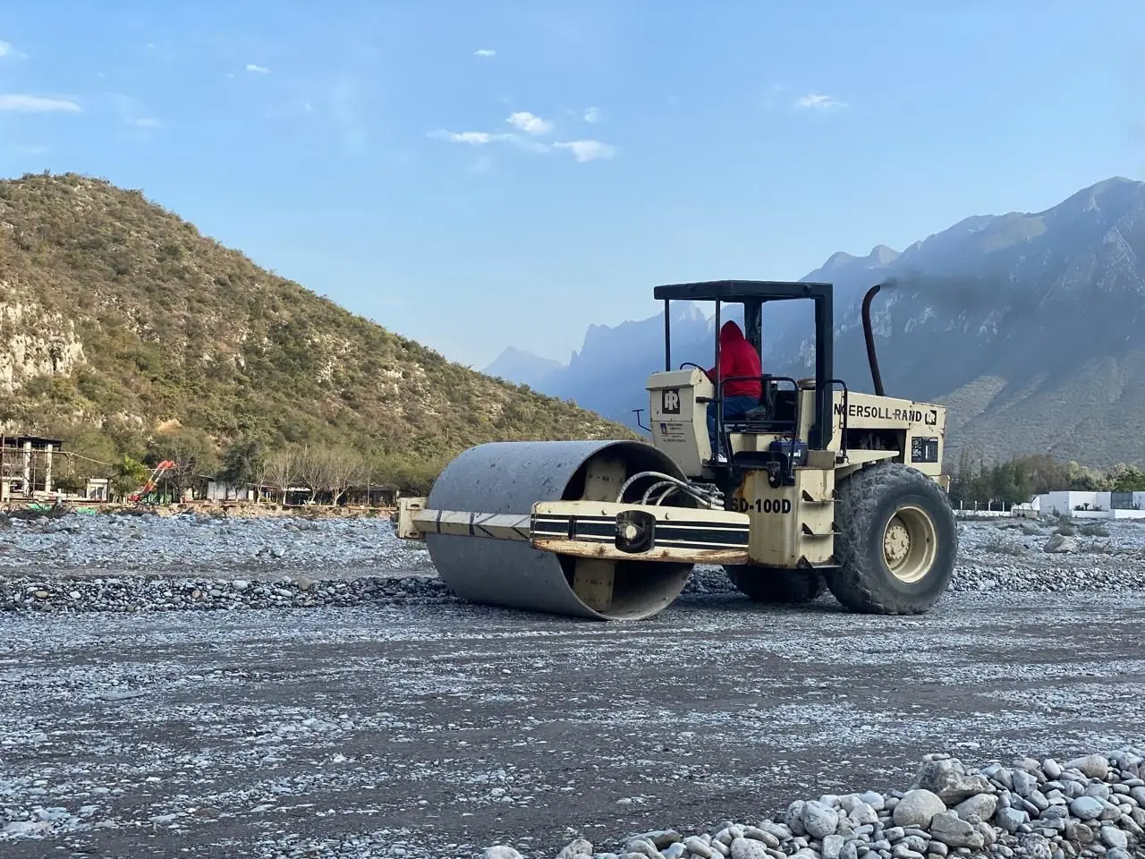 Maquinaria arreglando los caminos en la Huasteca. Foto: Municipio de Santa Catarina.