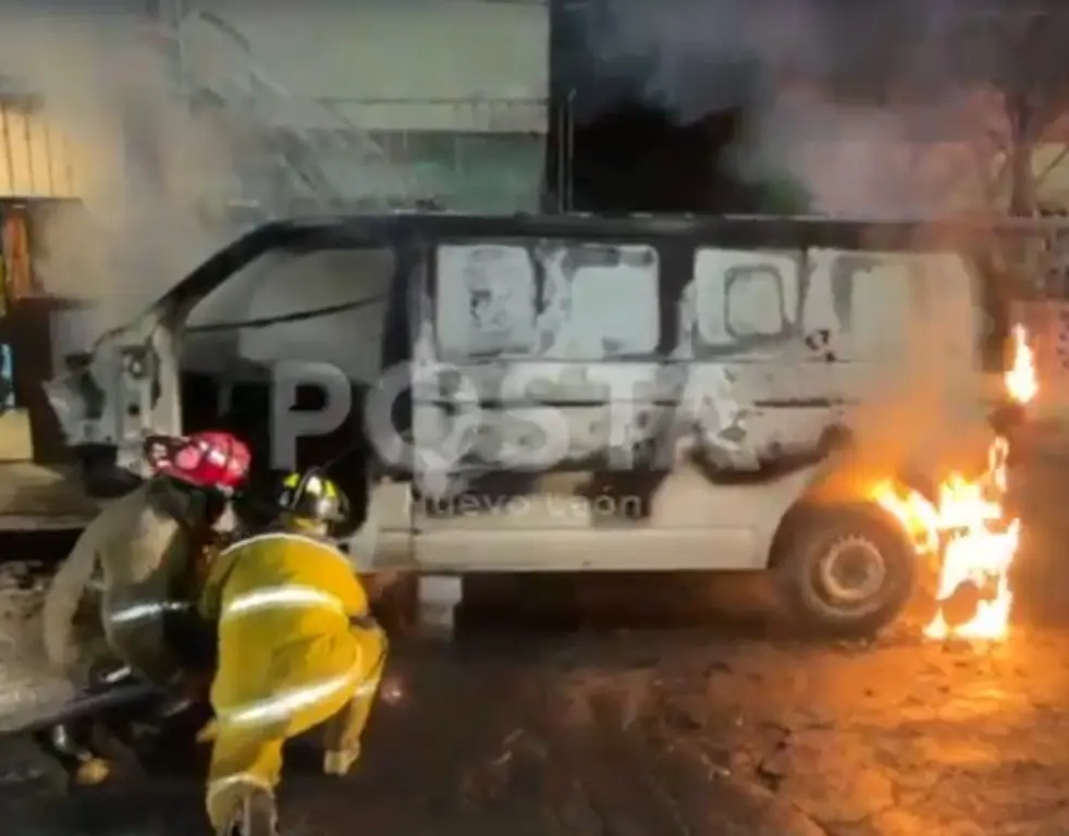 Bomberos sofocando el incendio que ocurrió en calles del municipio de Guadalupe. Foto: POSTA MX.