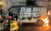 VIDEO | Camioneta es consumida tras incendio en Guadalupe; indagan si fue provocado