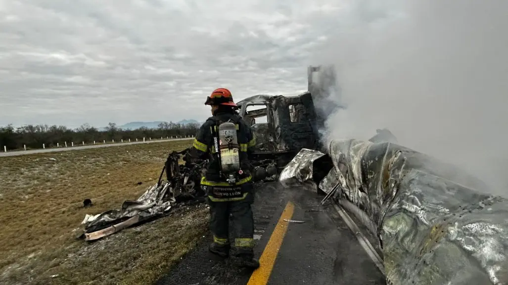 Tráiler incendiado causa cierre en la autopista a Laredo en Vallecillo