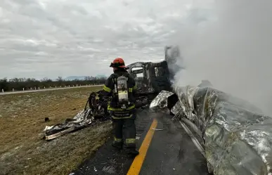 Tráiler incendiado causa cierre en la autopista a Laredo en Vallecillo