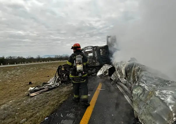 Tráiler incendiado causa cierre en la autopista a Laredo en Vallecillo