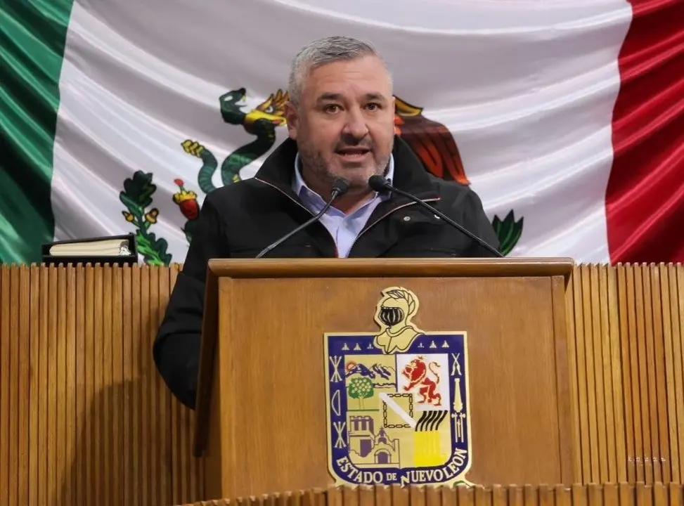 Javier Caballero Gaona en el estrado del Congreso de Nuevo León.