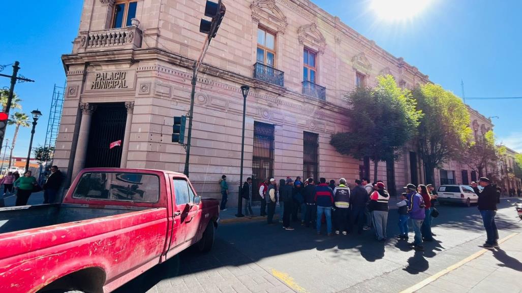 Habitantes del Parque Industrial Ladrillero se manifiestan afuera del Palacio Municipal