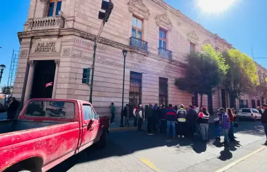 Habitantes del Parque Industrial Ladrillero se manifiestan afuera del Palacio Municipal