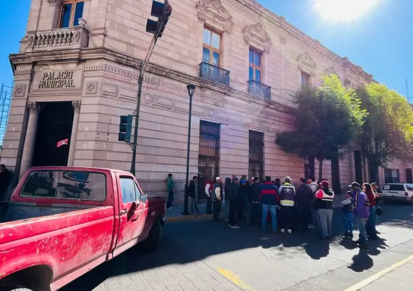 Habitantes del Parque Industrial Ladrillero se manifiestan afuera del Palacio Municipal