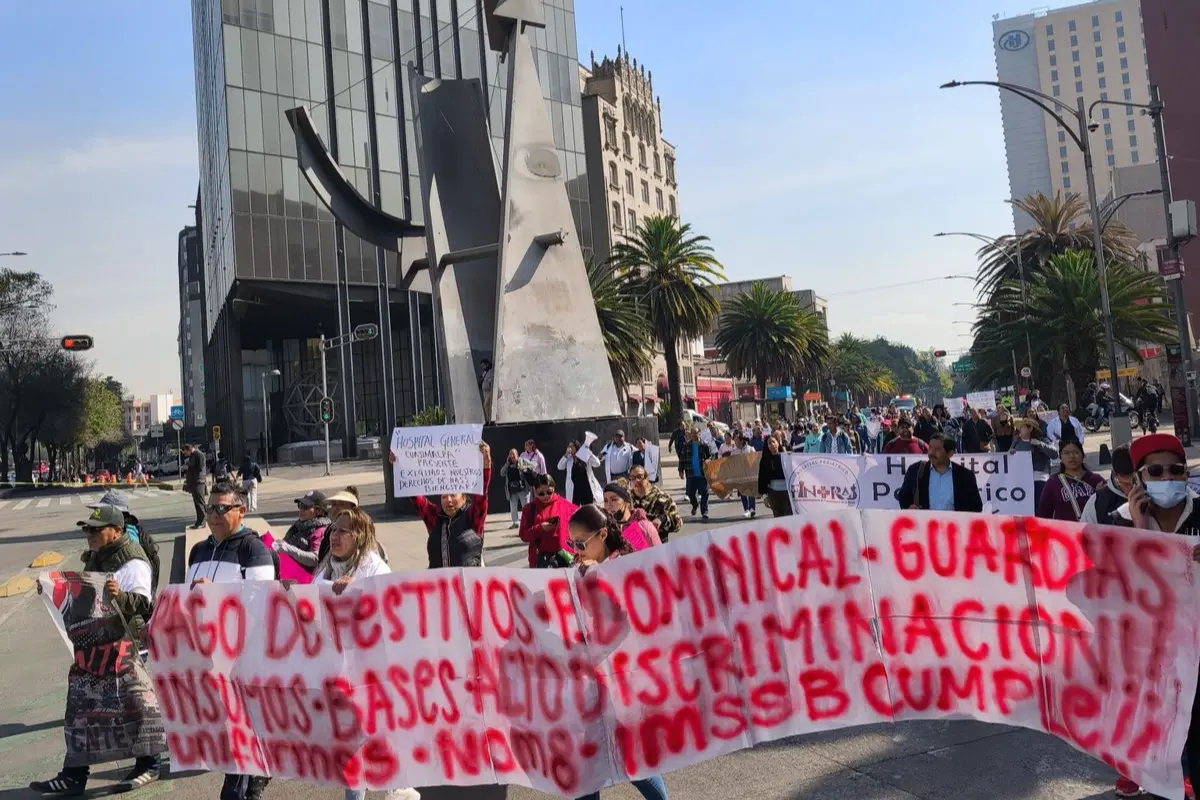 Trabajadores de IMSS Bienestar marchando hacia SEGOB.     Foto: Ramón Ramírez