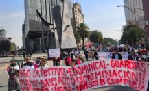 Marchan trabajadores del IMSS Bienestar por mejoras laborales