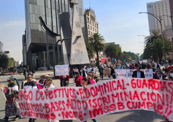 Marchan trabajadores del IMSS Bienestar por mejoras laborales