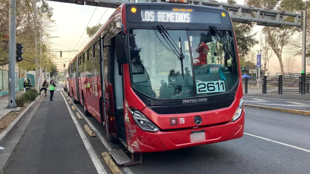 Conductor de automóvil choca contra Metrobús por dar vuelta prohibida