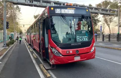 Conductor de automóvil choca contra Metrobús por dar vuelta prohibida