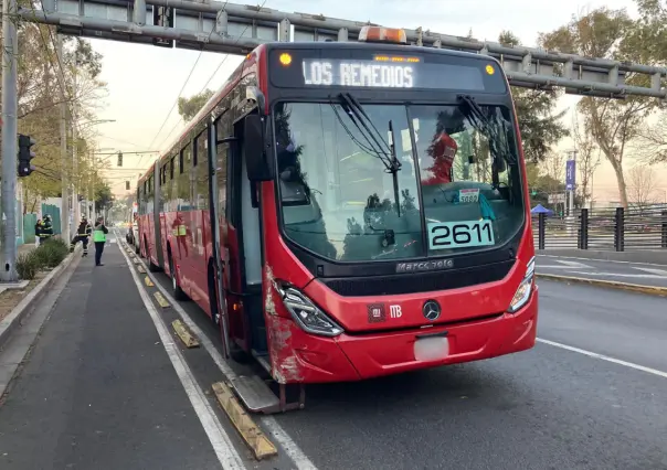 Conductor de automóvil choca contra Metrobús por dar vuelta prohibida