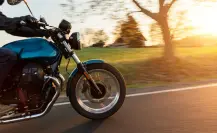¿Cuánta gasolina se necesita para viajar de Saltillo a Parras en motocicleta?
