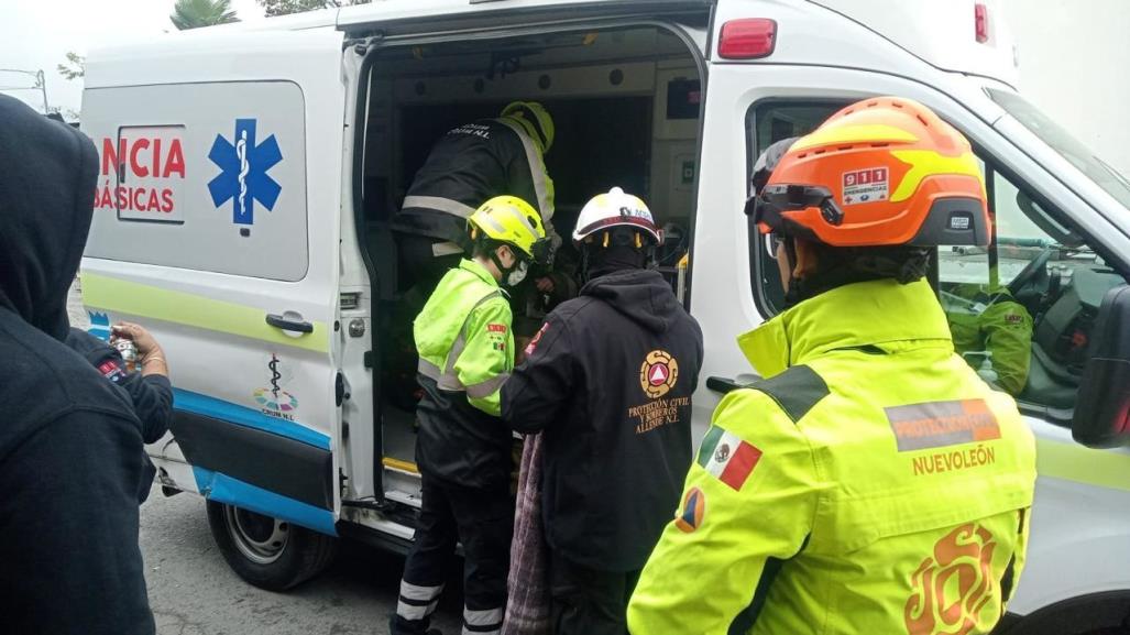 Mujer resulta lesionada tras chocar contra muro de contención en Monterrey