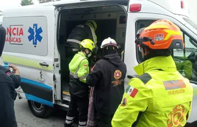 Mujer resulta lesionada tras chocar contra muro de contención en Monterrey