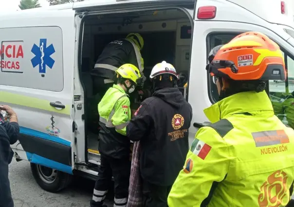 Mujer resulta lesionada tras chocar contra muro de contención en Monterrey