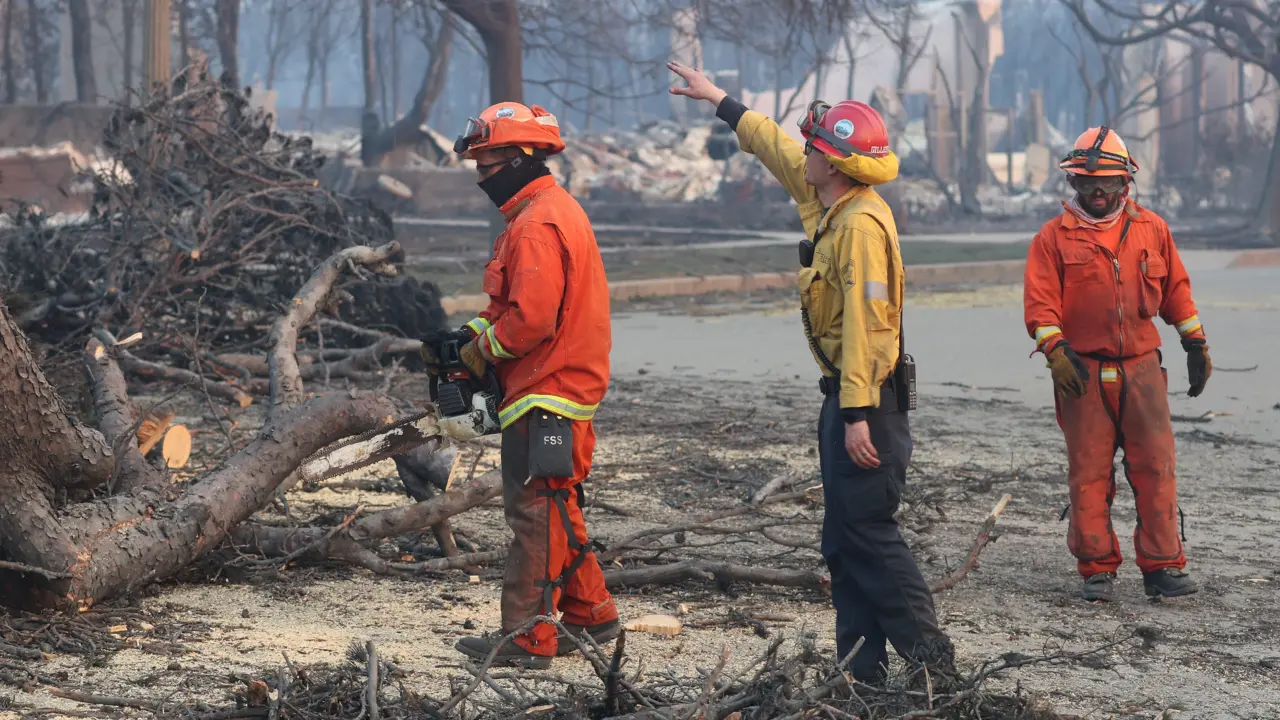 Reclusos apoyan en diversas tareas a los bomberos. Créditos: X (@CACorrections).