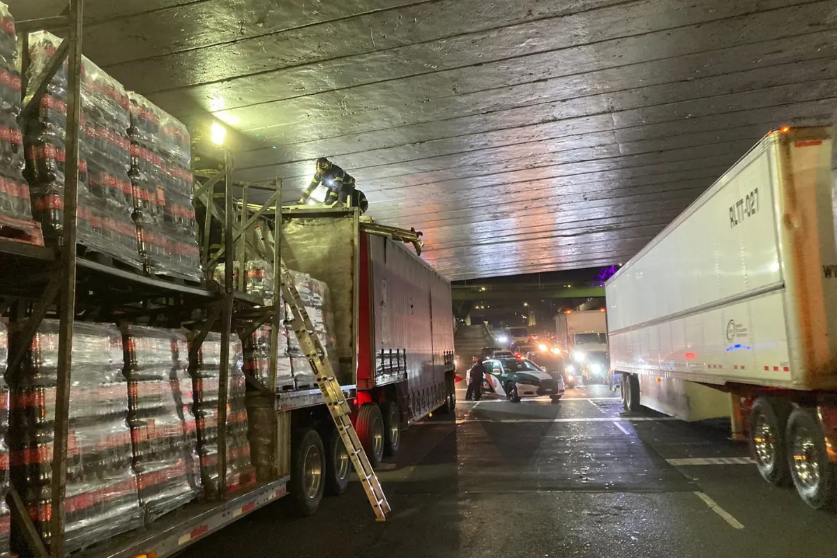 Tráiler atorado bajo un puente en la Miguel Hidalgo.    Foto: Ramón Ramírez