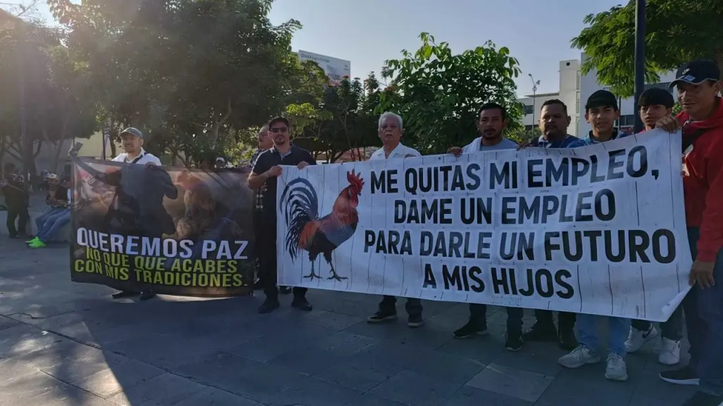 Galleros y jinetes protestan por prohibición de peleas de gallos y carreras de caballos en Chiapas