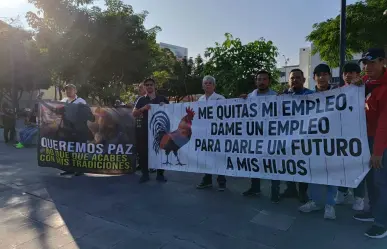 Galleros y jinetes protestan por prohibición de peleas de gallos y carreras de caballos en Chiapas