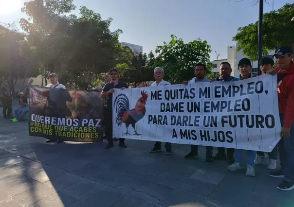 Galleros y jinetes protestan por prohibición de peleas de gallos y carreras de caballos en Chiapas