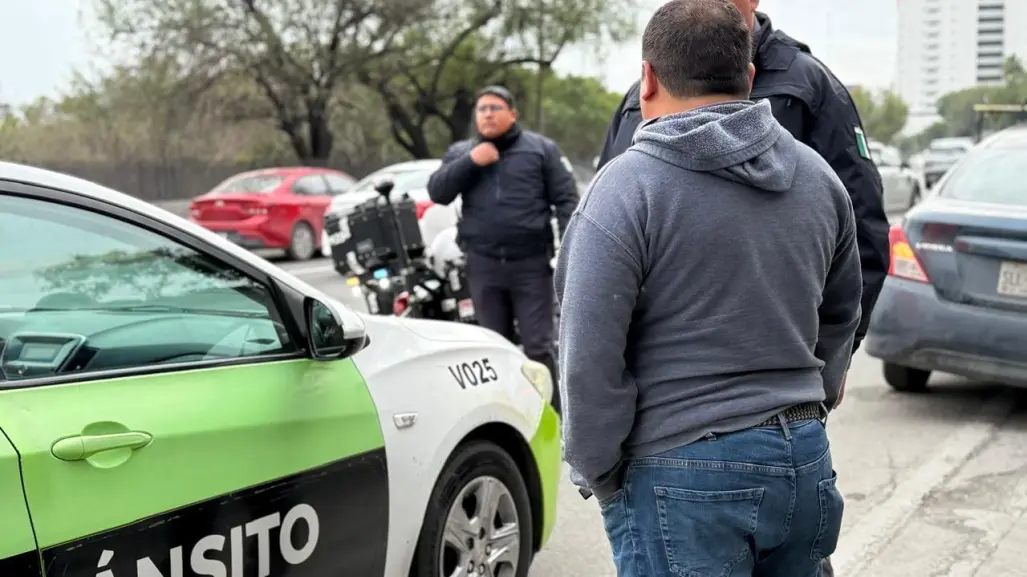 Deja a su bebé de 6 meses abandonado en auto para ir por gasolina y lo detienen en Guadalupe