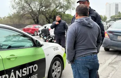 Deja a su bebé de 6 meses abandonado en auto para ir por gasolina y lo detienen en Guadalupe