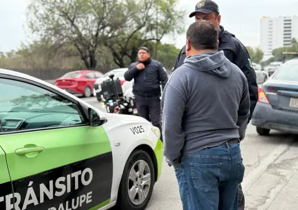 Deja a su bebé de 6 meses abandonado en auto para ir por gasolina y lo detienen en Guadalupe